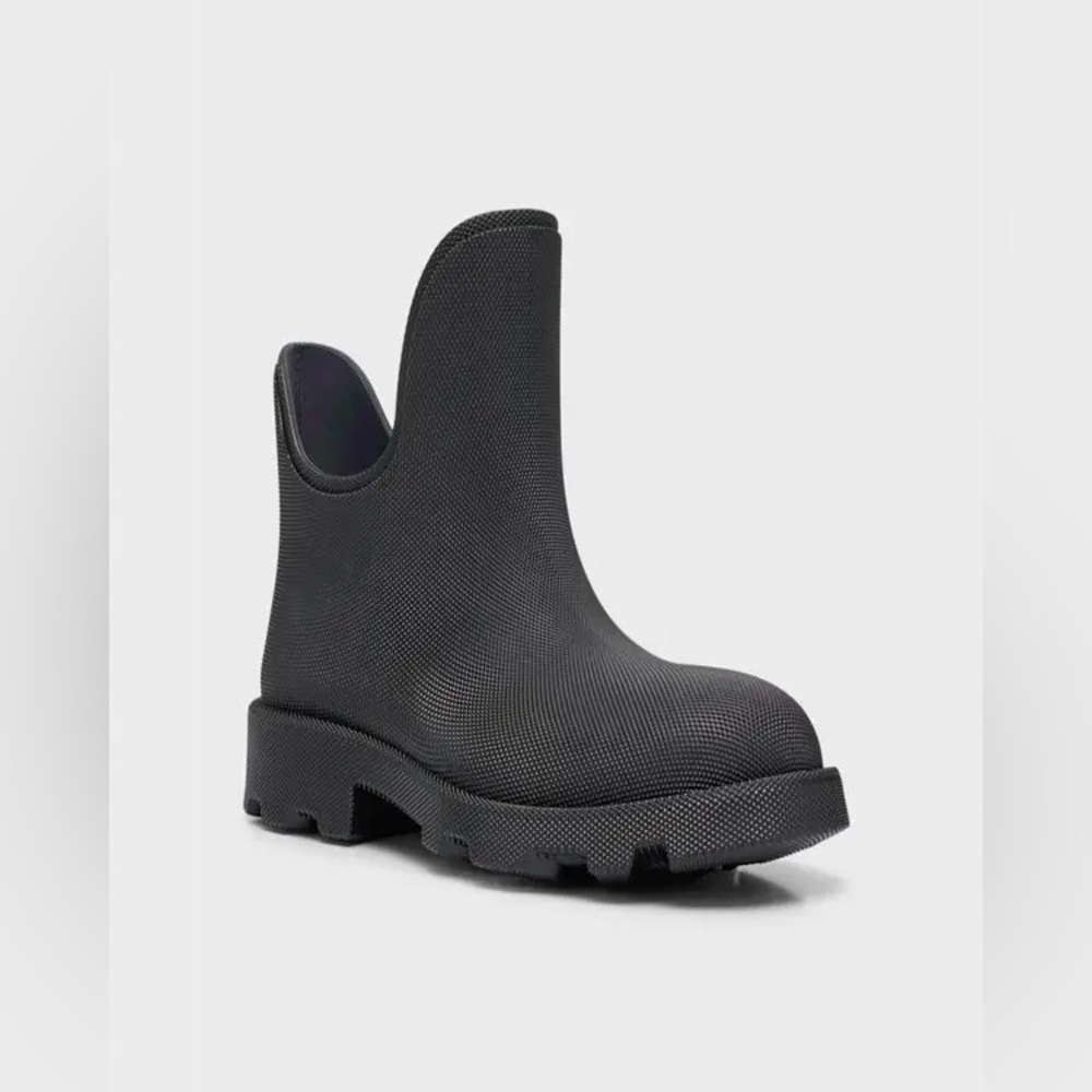 Authentic BURBERRY “Ray Rubber Ankle Boots”
New In Box🔥